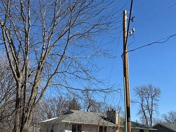 3rd image of 609 Vine Ave W