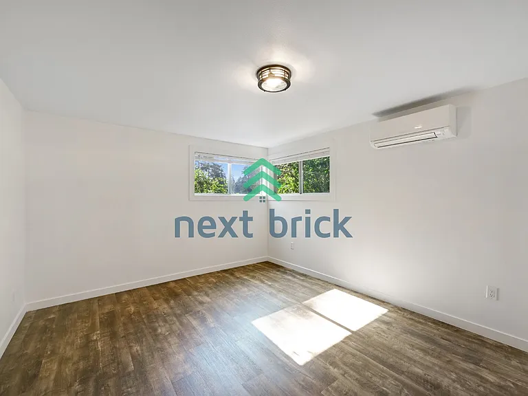 528 NE Serpentine Pl — Photo 10