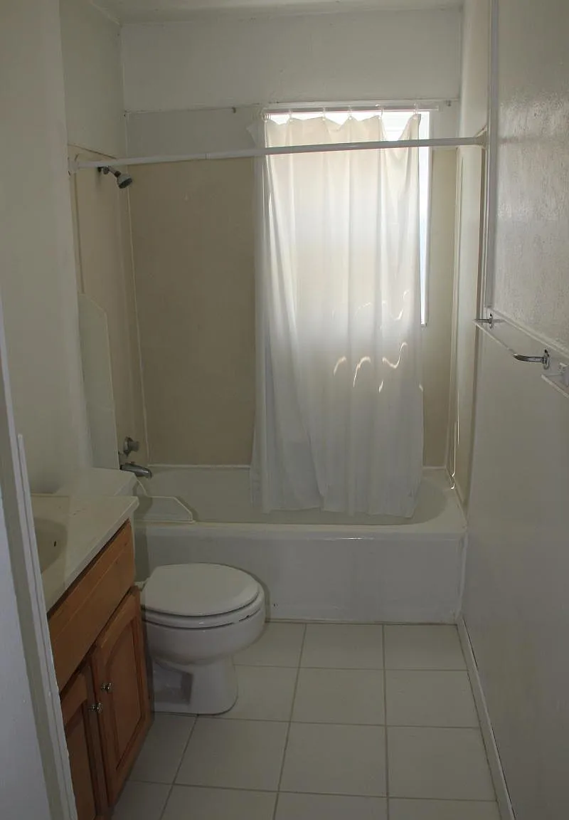1109 W 14th Ln — Photo 2