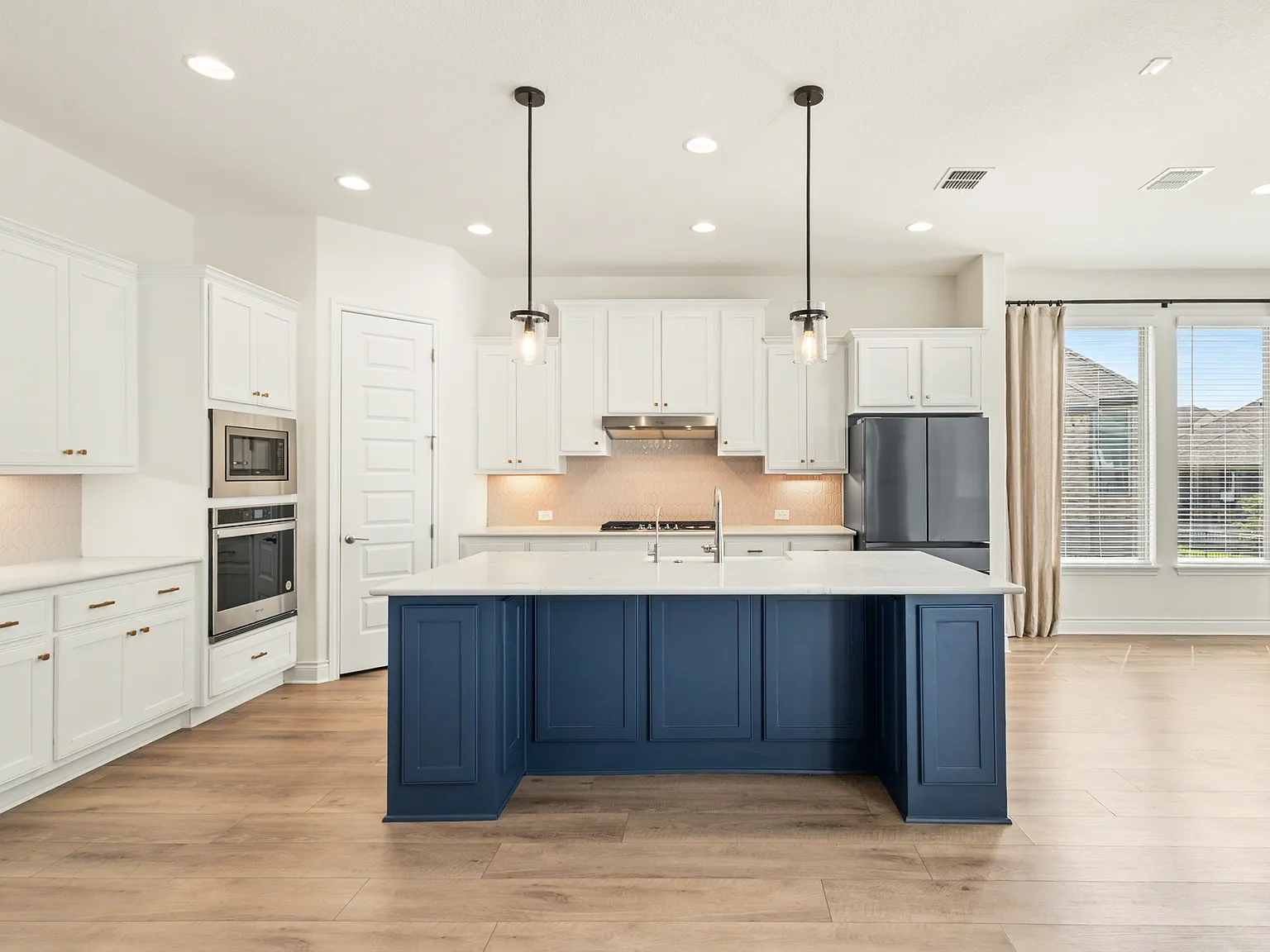 5 bed, 3660 sqft, $4,700 — Photo 3