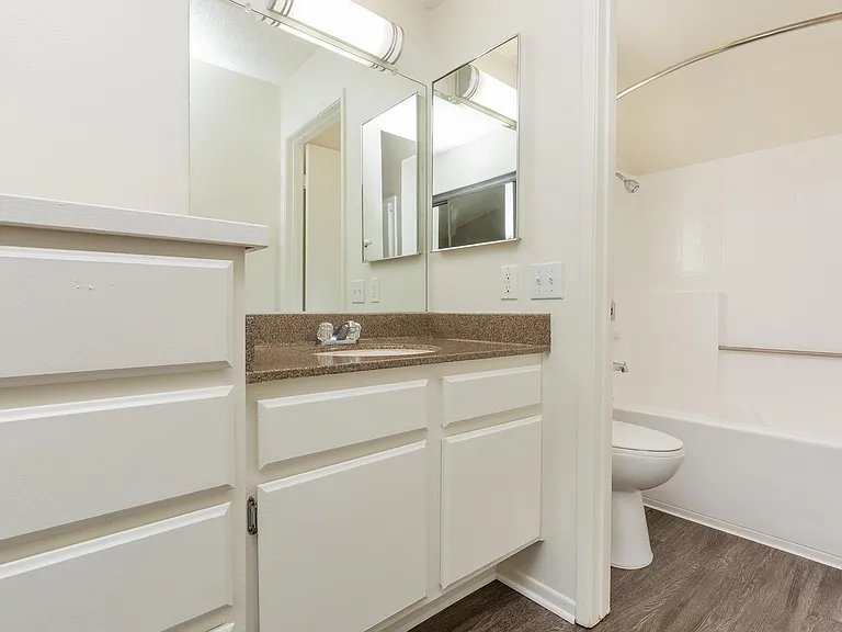 Emerald Court Apartment Homes — Photo 19