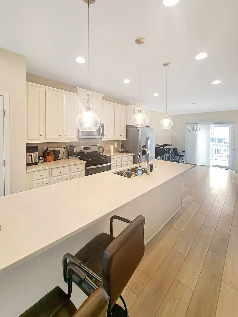 3 bed, 3.5 bath, 1408 sqft, $3,250 — Photo 4