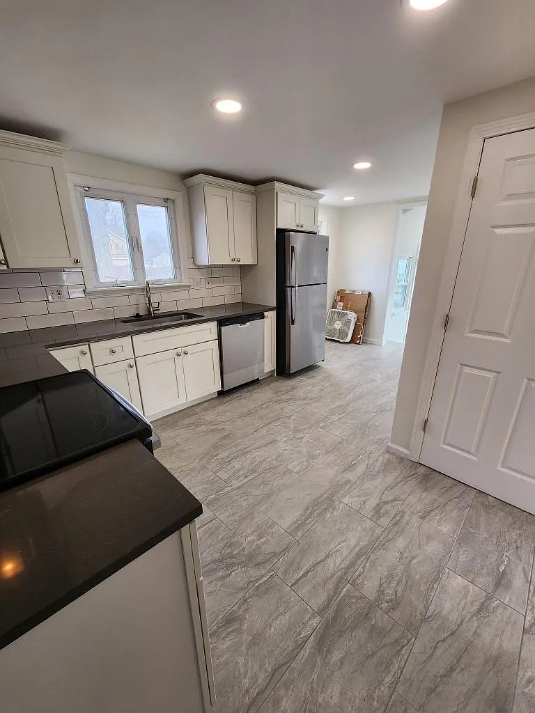 3 bed, 1.5 bath, 1200 sqft, $2,650 — Photo 2
