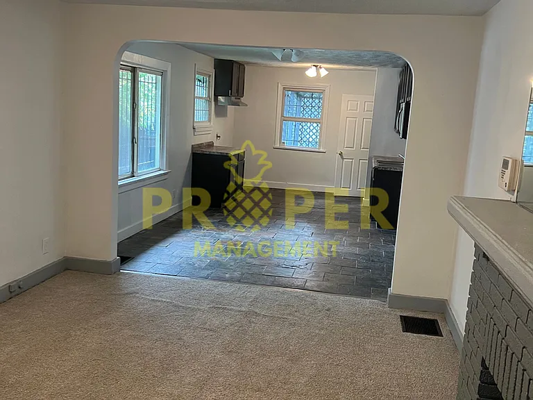 2328 Greenway St — Photo 5