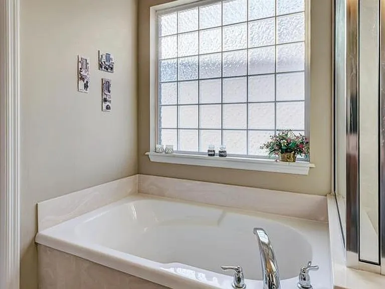 310 Royallsprings Pkwy — Photo 31