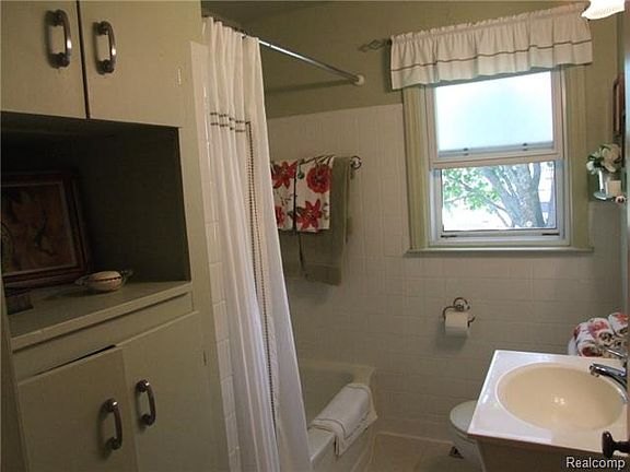 3rd image of 845 Horton St