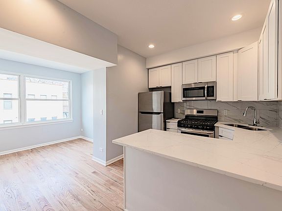 4th image of 1021 W Ainslie St #4