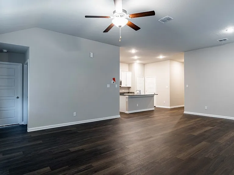 1120 Eagle Xing — Photo 3