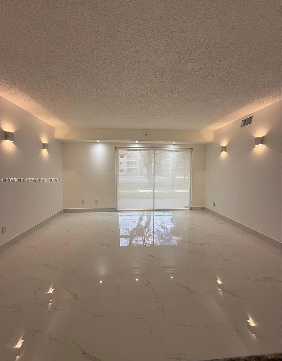 Royal Palm Place — Photo 3