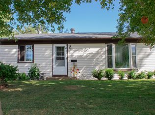 101 Siesta Rd, Carpentersville, IL 60110