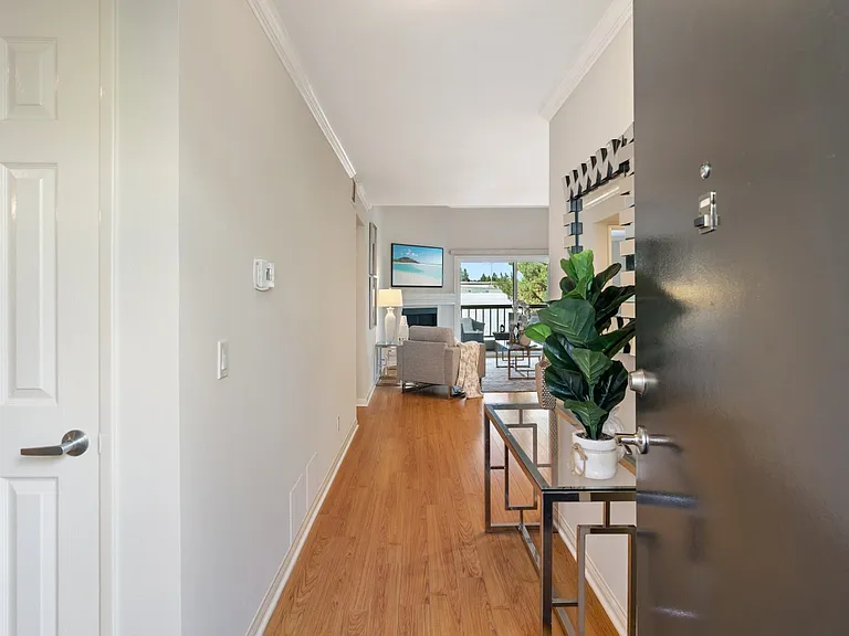 5500 Owensmouth Ave #331 — Photo 1