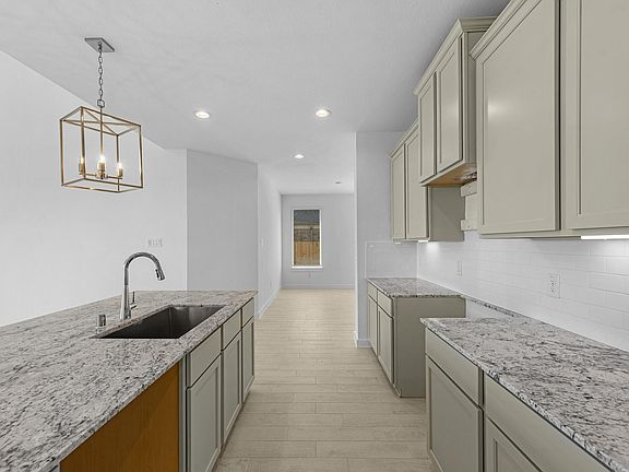 4th image of 822 Orchard Vale Rd