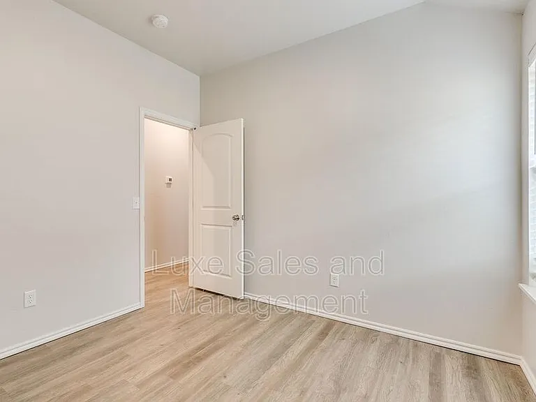 8003 NW 105th Ter — Photo 18