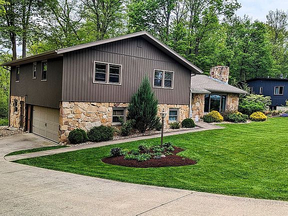 4th image of 1052 Oak Hill Cir