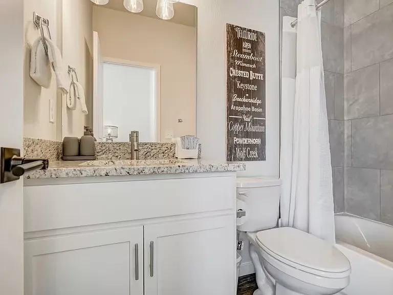 2220 E La Salle St — Photo 10