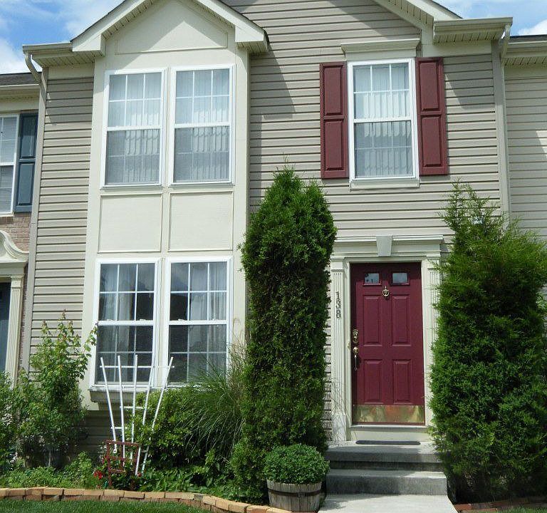 Front View on Friendly Cul de Sac
