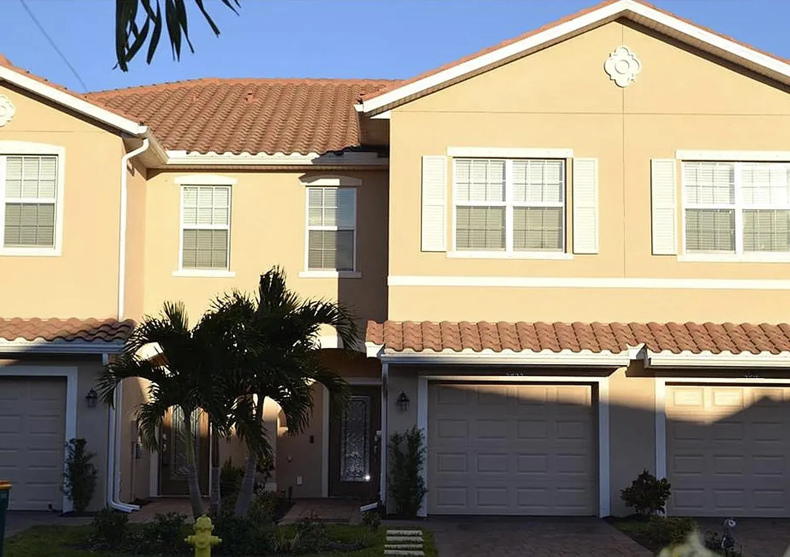 3 bed, 2.5 bath, 1879 sqft, $2,299 — Photo 3