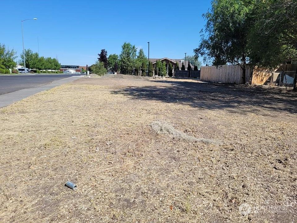 1st image of 402 E Walnut Drive