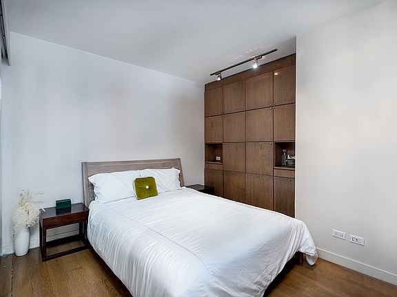 4th image of 116 Central Park S APT 9E