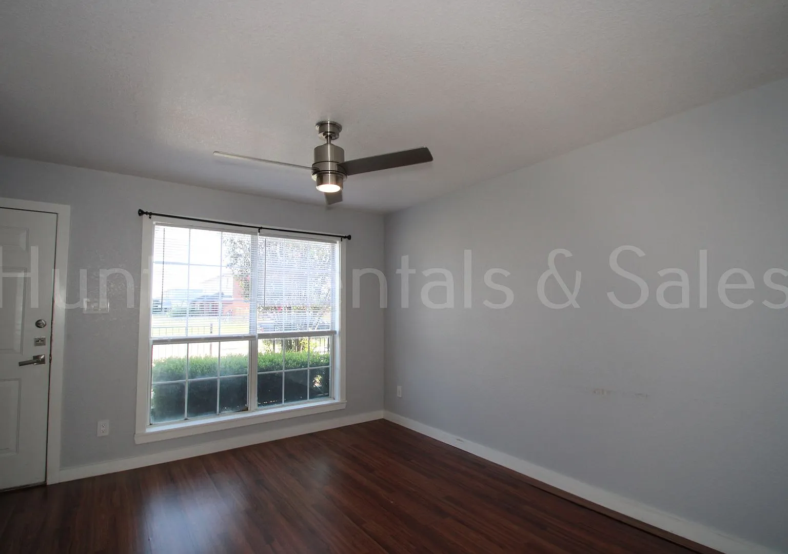 Beautiful 2 Bedroom, 1.5 Bath Townhouse — Photo 4