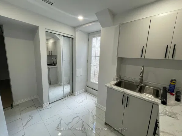 29 Dunstable Dr #2, Whitby, ON L1M 2L8