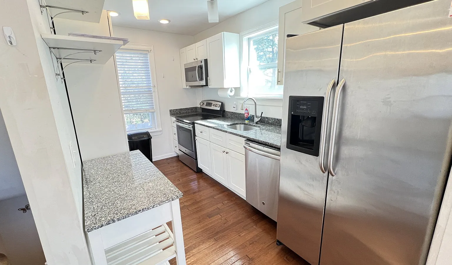 3 bed, 2.0 bath, 1500 sqft, $3,400 — Photo 1