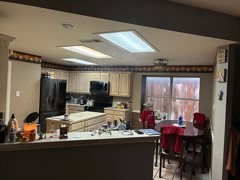 1004 Stanford Ln — Photo 6