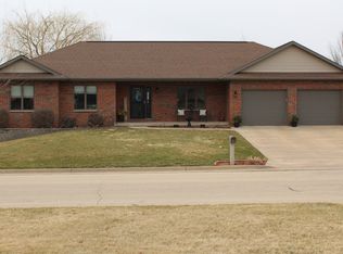 605 Melinda Dr, Peosta, IA 52068
