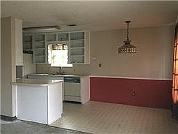 4th image of 422 Bart St
