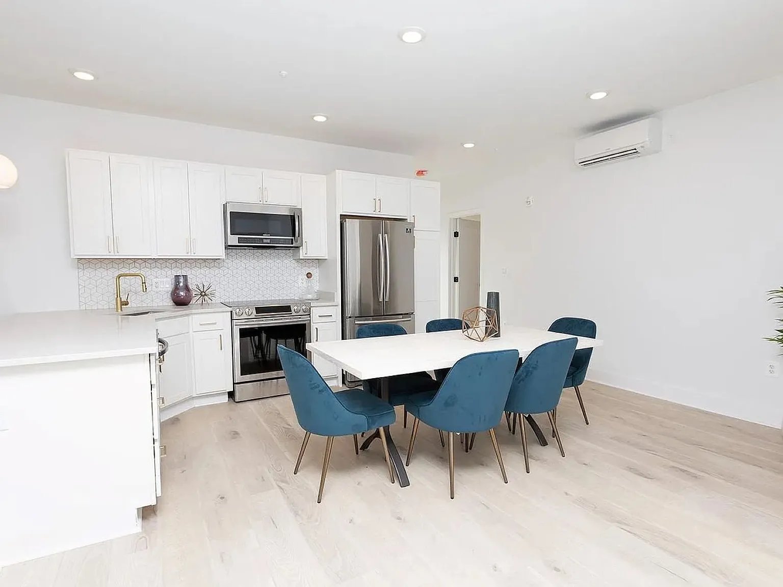 Spacious Two-Bedroom Apartment Home with In-Unit Laundry — Photo 2