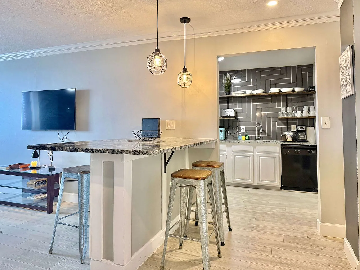 3 bed, 2.0 bath, 990 sqft, $3,422 — Photo 3