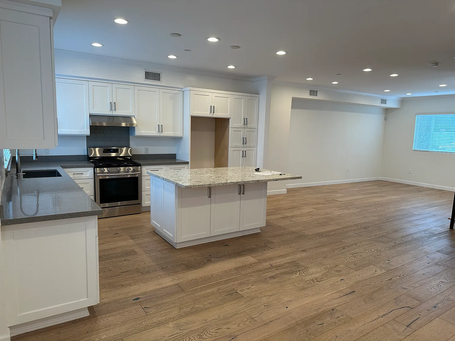 3 bed, 2090 sqft, $3,950 — Photo 1