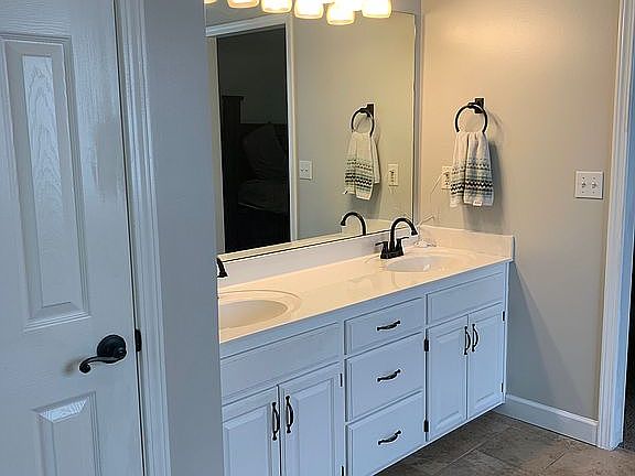 4th image of 517 NE Garnet Ln