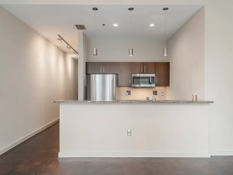 Main 3 Downtown — Photo 37