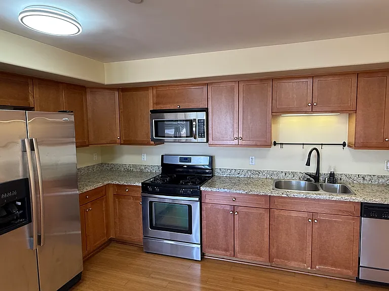 255 W 7th St #16 — Photo 10