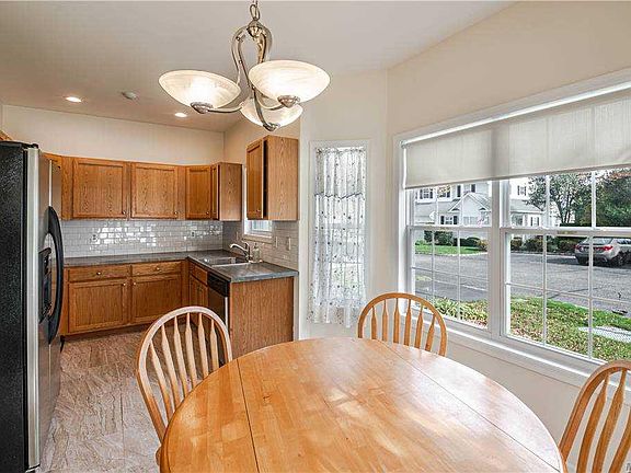 4th image of 37 Brookville Way