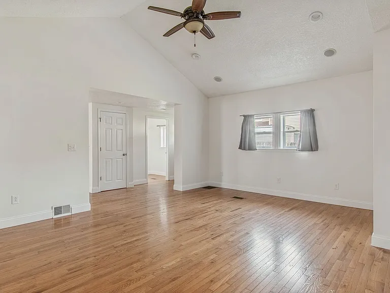 152 N Main St — Photo 10