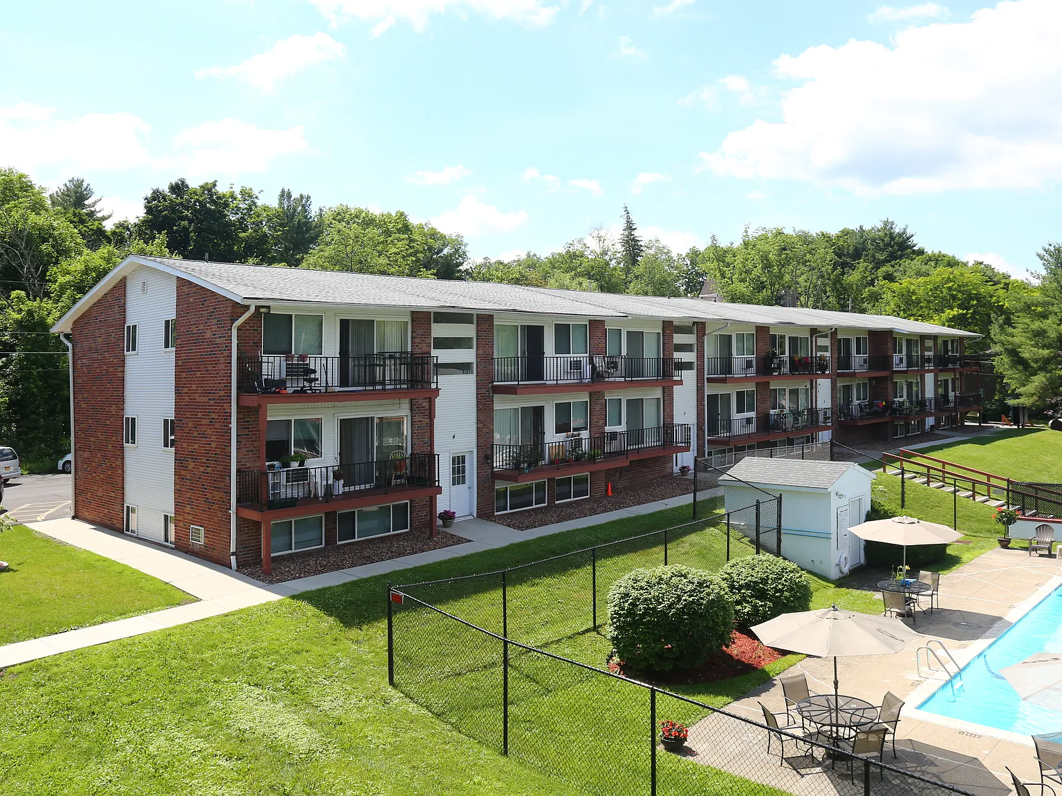 Windsor Court Apartments — Photo 1