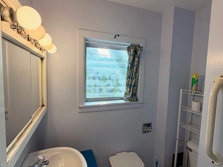 Upstairs full bath.