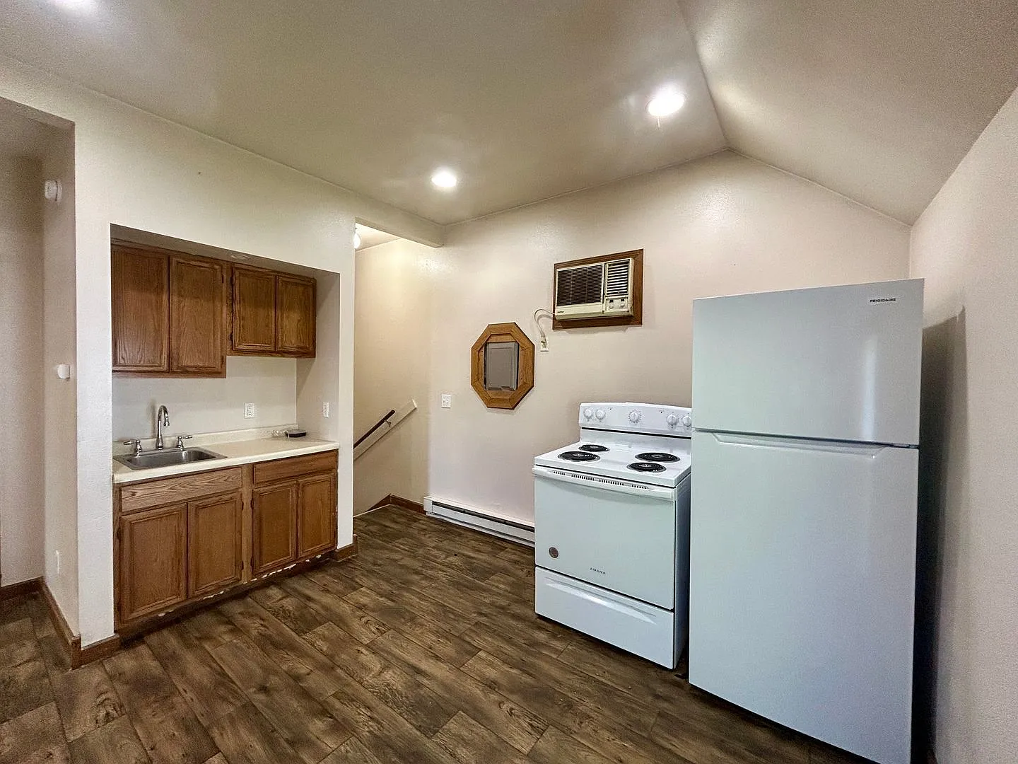 2 bed, 1.0 bath, 500 sqft, $800 — Photo 2
