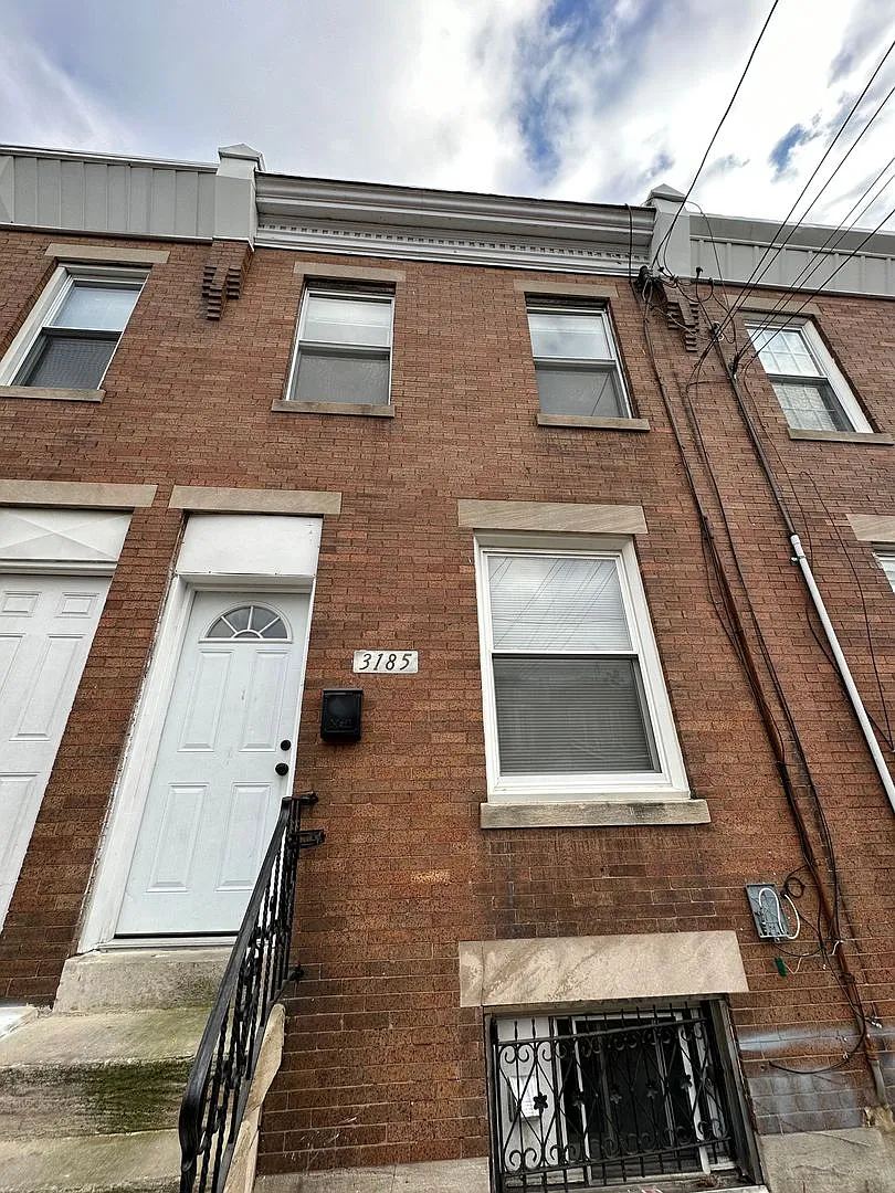 Spacious 3 Bedroom 1 Bathroom in Port Richmond St. Available NOW! — Photo 1