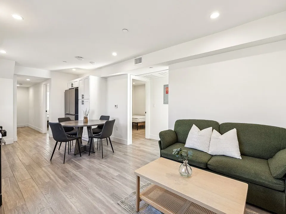 MH 1314 W 35th Pl