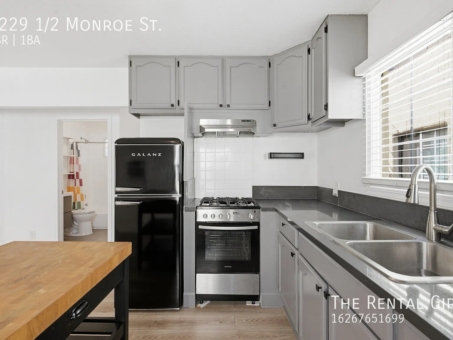 Sweet Virgil Village Bungalow! | 1BR + Bonus Den | Retro kitchen + Island | In-unit laundry | Pet... — Photo 4