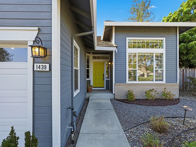 1439 Gordon Dr — Photo 2