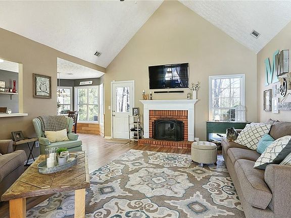 3rd image of 224 Ivy Creek Dr