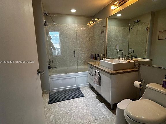 5th image of 185 SW 7th St APT 3707