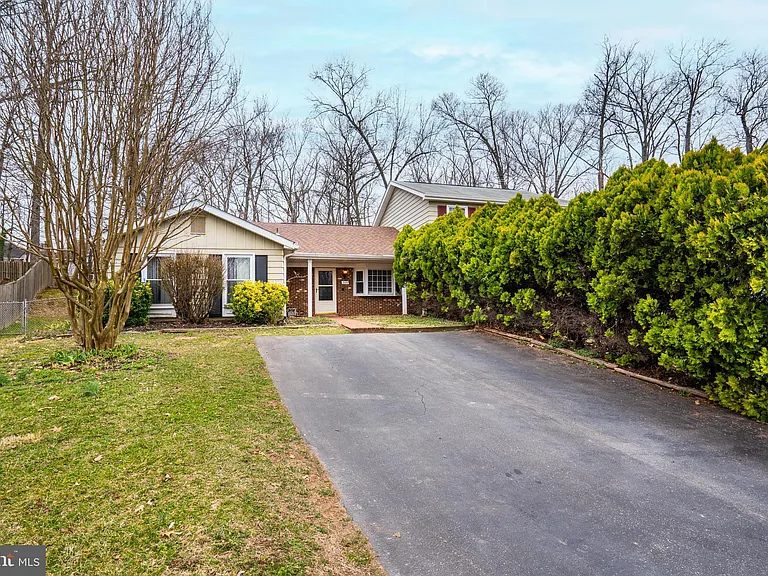 206 Summers Ct — Photo 1