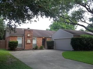 625 Remington Ct, Angleton, TX 77515