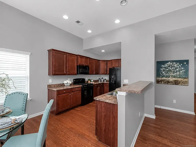 1015 Albany Park Dr — Photo 7