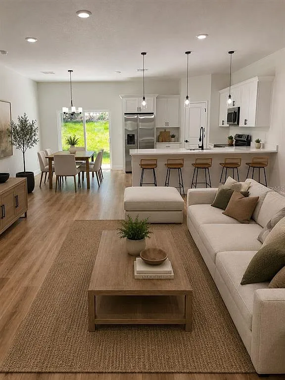 4 bed, 2.0 bath, 1833 sqft, $1,950 — Photo 2